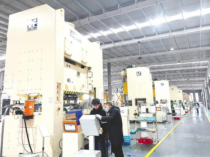 毅兴智能5G车间内仅需少量工人工作。(广水融媒体中心供图)