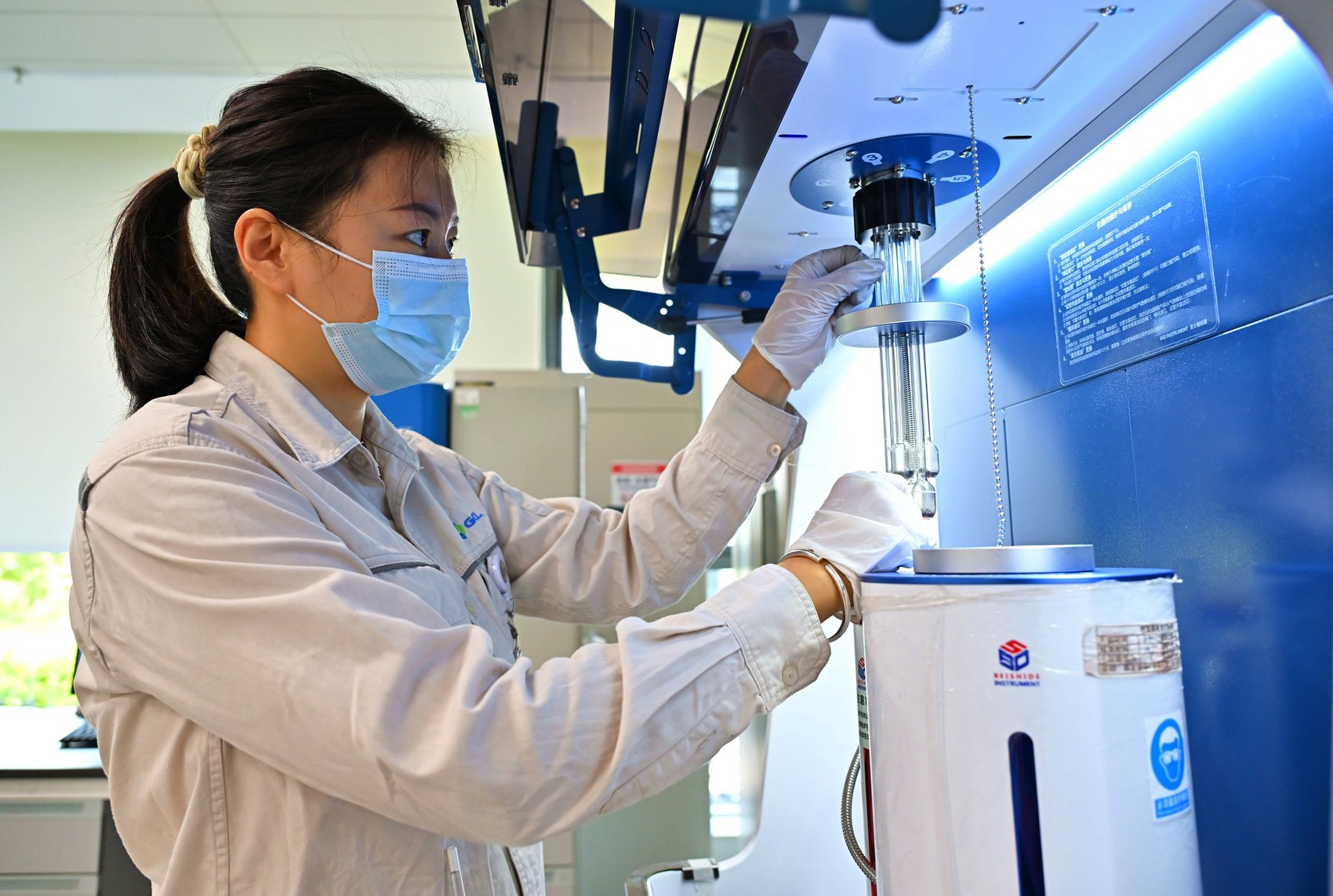 在协鑫锂电研发中心，技术人员正在进行新产品研发测试。（仁寿县委宣传部供图）