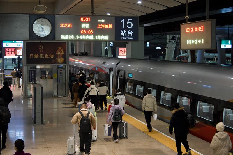 今天早上，旅客在北京南站乘车。国铁北京局供图