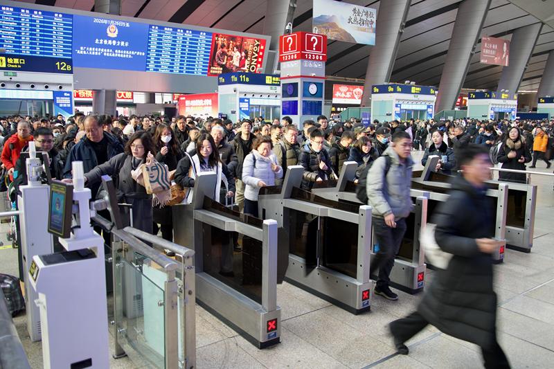 旅客在北京南站检票乘车。国铁北京局供图