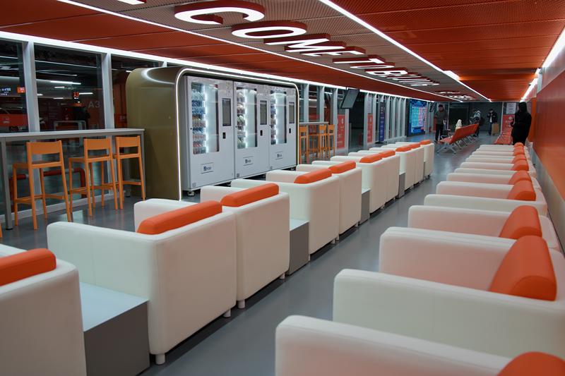 北京南站P1停车场近日改造完成，新增了一批休息沙发座椅。国铁北京局供图