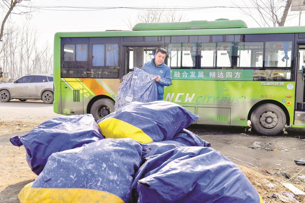 近日，在魏县北皋镇客货邮综合服务站，工作人员正在装卸运来的包裹。 本报记者 李磊 摄