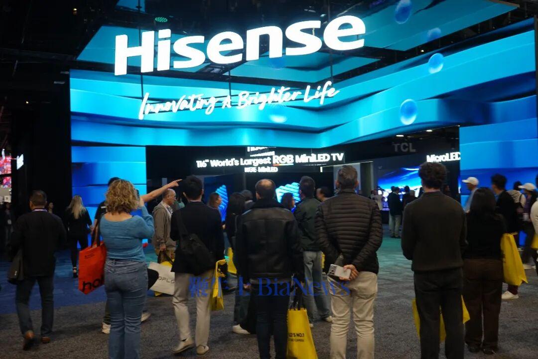 当地时间2026年1月6日，在2026年美国拉斯维加斯消费电子展上，人们参观海信展区/新华社发（曾慧摄）