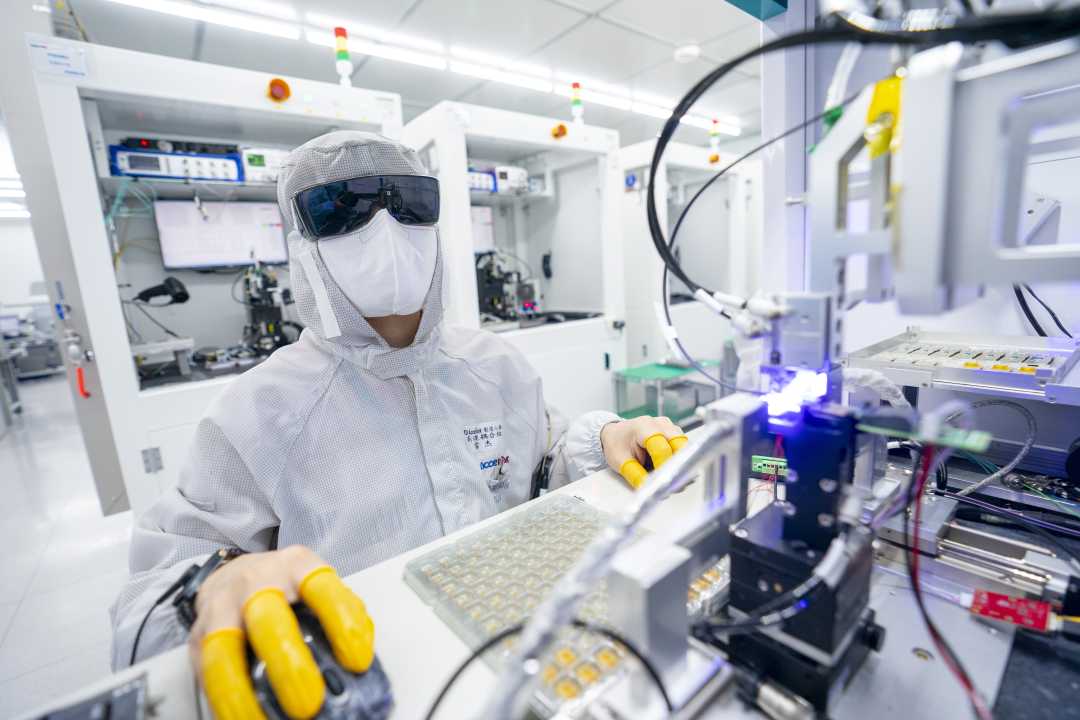 在位于武汉光谷的光迅科技高端光电子器件产业基地，员工在生产、测试AI数据中心用高速光模块。张璨龙摄