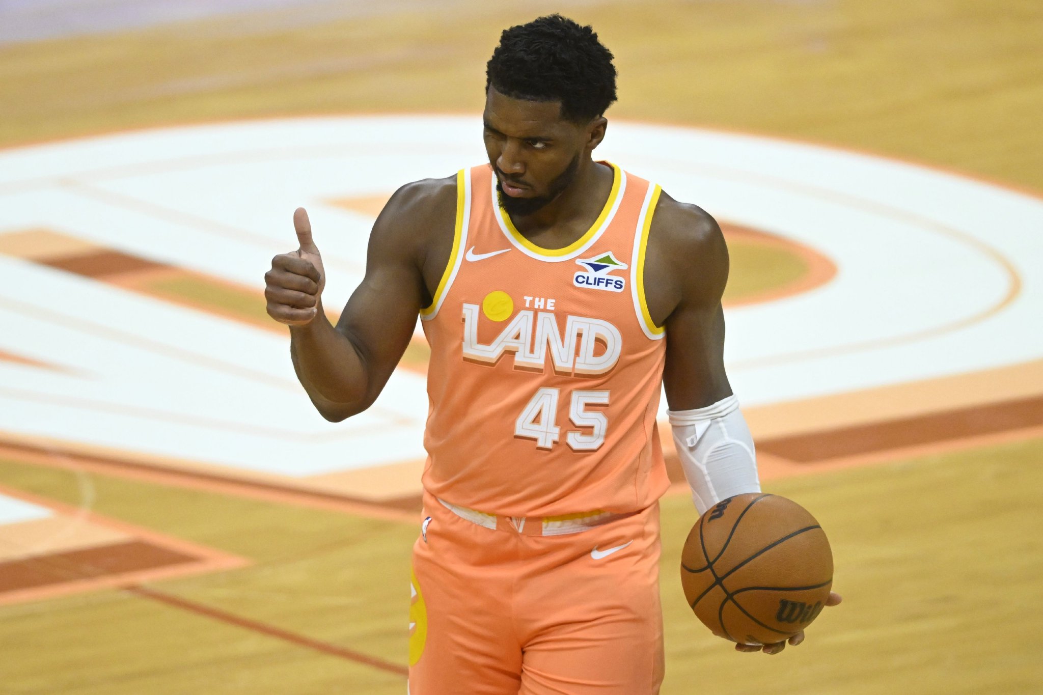 米球王真强！米切尔半场最后一攻 底线漂移高弧度中投压哨命中！