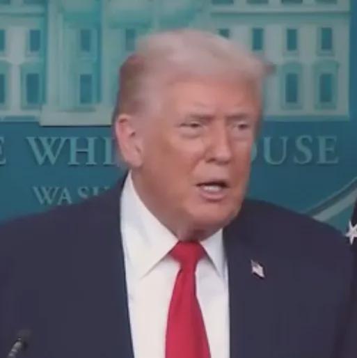 马化腾年会献唱《气势如虹》，腾讯总裁为他围上红围脖