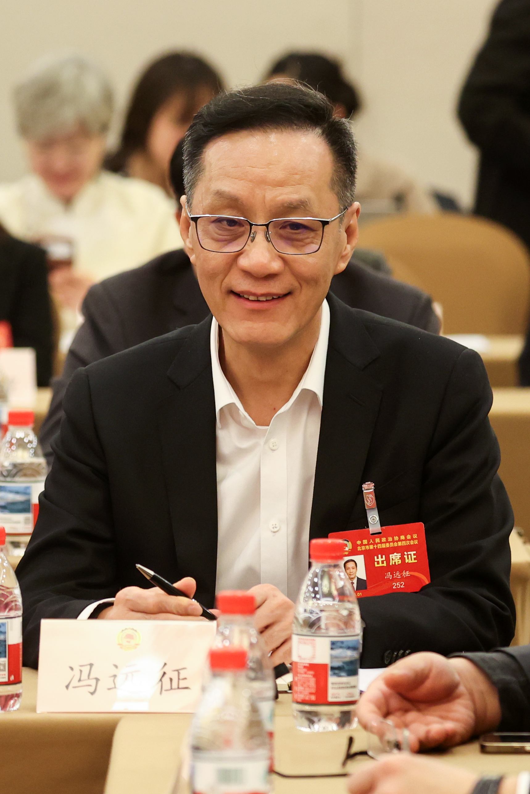 北京市政协委员、北京人民艺术剧院院长冯远征参加北京市政协十四届四次会议。千龙网记者 陈健男 摄