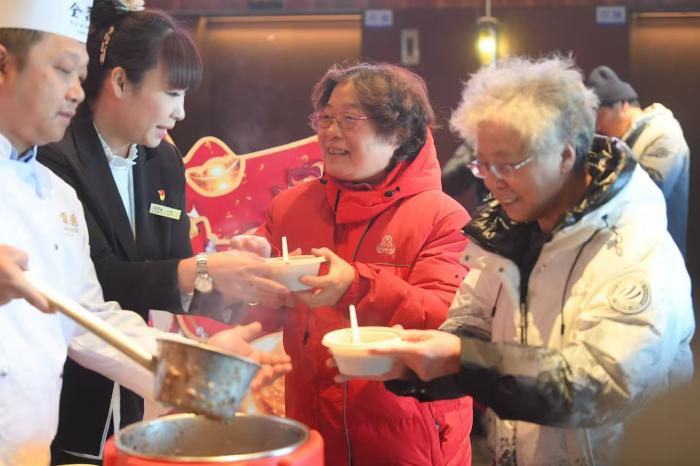 一直忙碌在一线的社区志愿者也品尝上店内准备的腊八粥