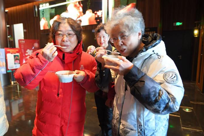 一直忙碌在一线的社区志愿者也品尝上店内准备的腊八粥