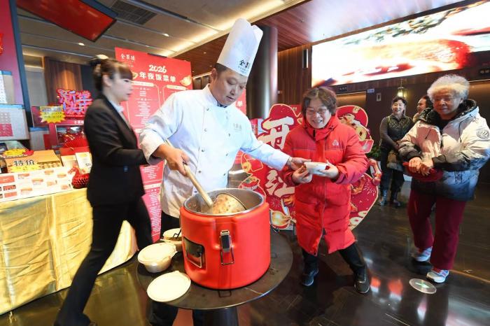 一直忙碌在一线的社区志愿者也品尝上店内准备的腊八粥