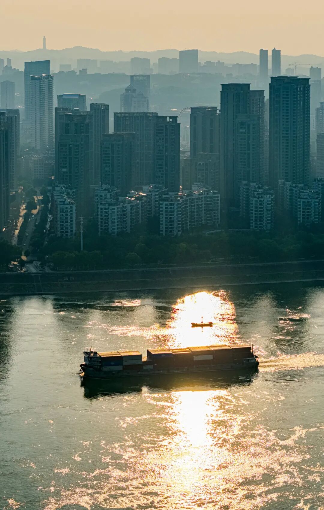 长江主汛期三峡航道航运忙（刘曙松｜摄）