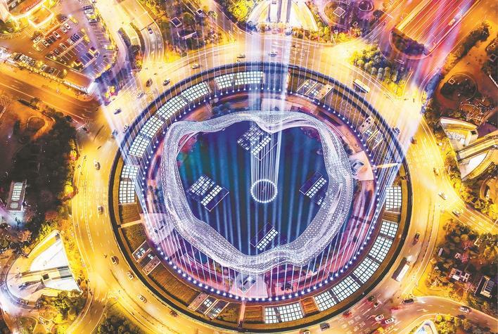 光谷星河广场灯光璀璨，宛若“行星发动机”。 （薛婷 摄）