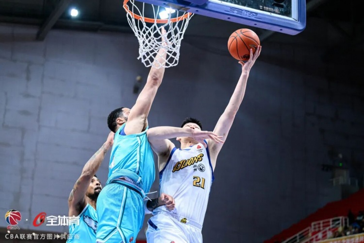 面对反扑绝不放松！胡金秋31分8篮板6助攻，浙江广厦再胜青岛！