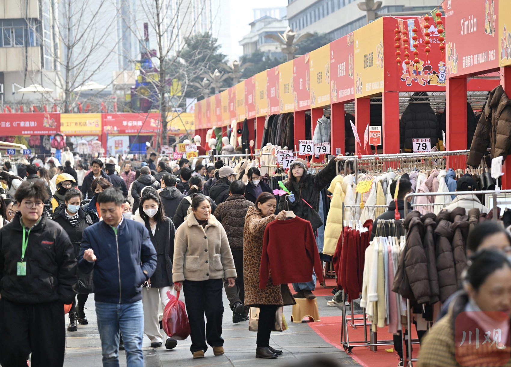 服装区人流涌动。