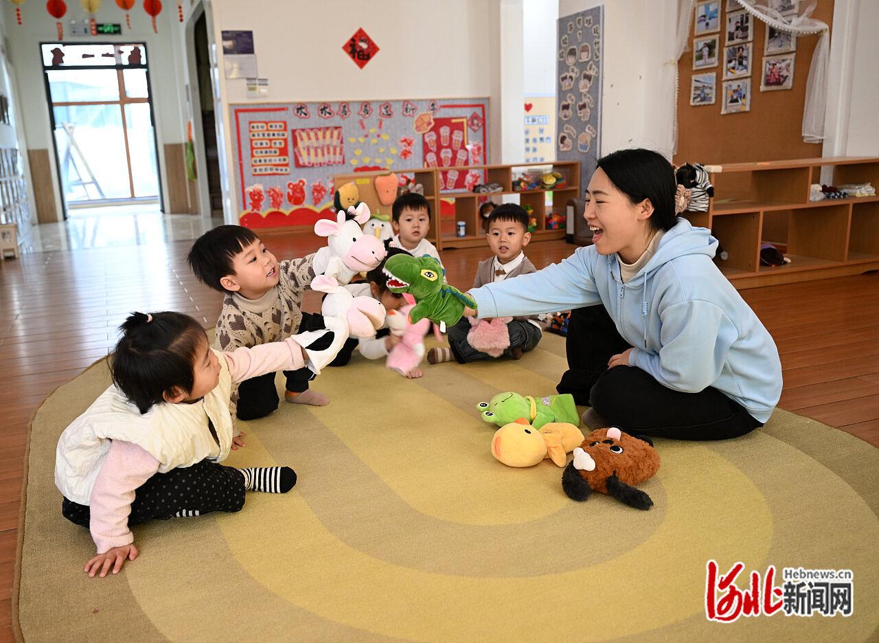 近日，邢台市南和区小博士第三幼儿园托育班，保育师带领孩子们做游戏。河北日报记者 赵永辉摄
