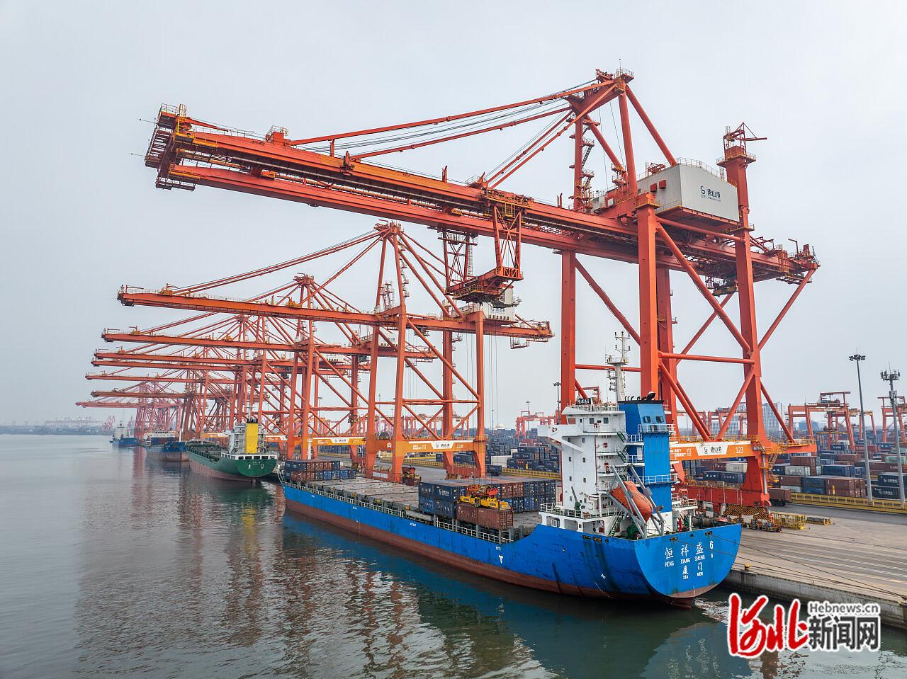 繁忙的唐山港京唐港区，货轮进行装卸作业。（资料片） 河北日报记者 赵杰摄