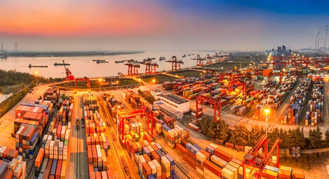 夜幕下的武汉阳逻港集装箱码头，货物装卸繁忙有序（薛婷｜摄）