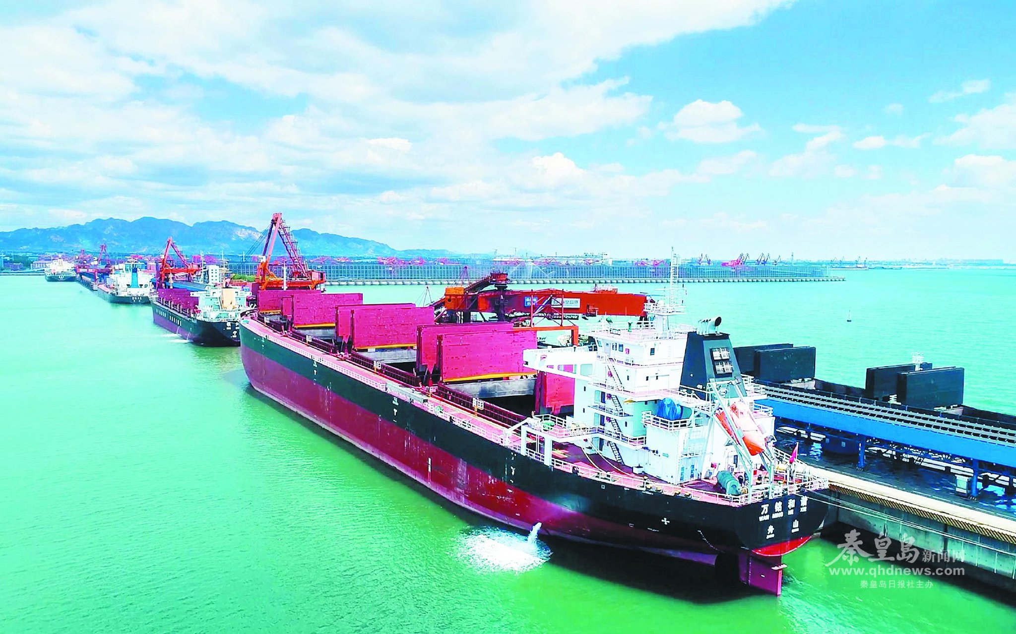 冬日里，秦皇岛港电煤装船作业有条不紊。