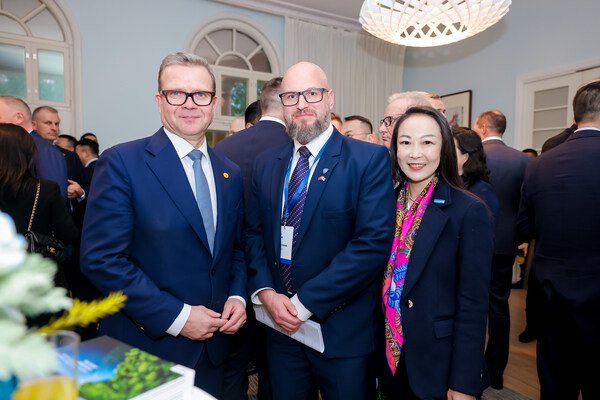 芬兰总理奥尔波与佩克集团亚太区副总裁 Michal Horak、 佩克集团亚太区战略与市场部总监谢波女士 合影