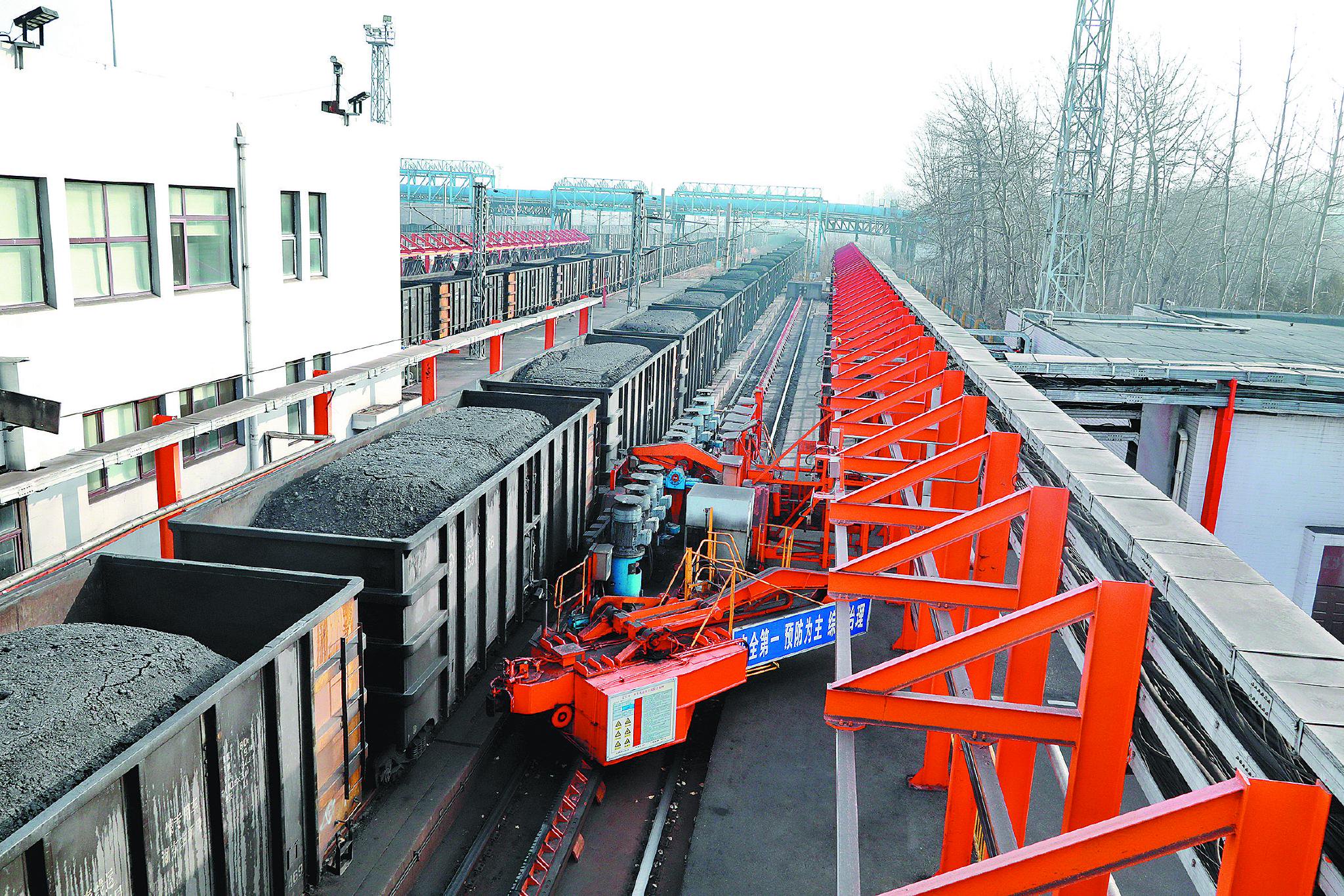 一节节满载优质电煤的车厢在港区停靠，等候卸车作业。