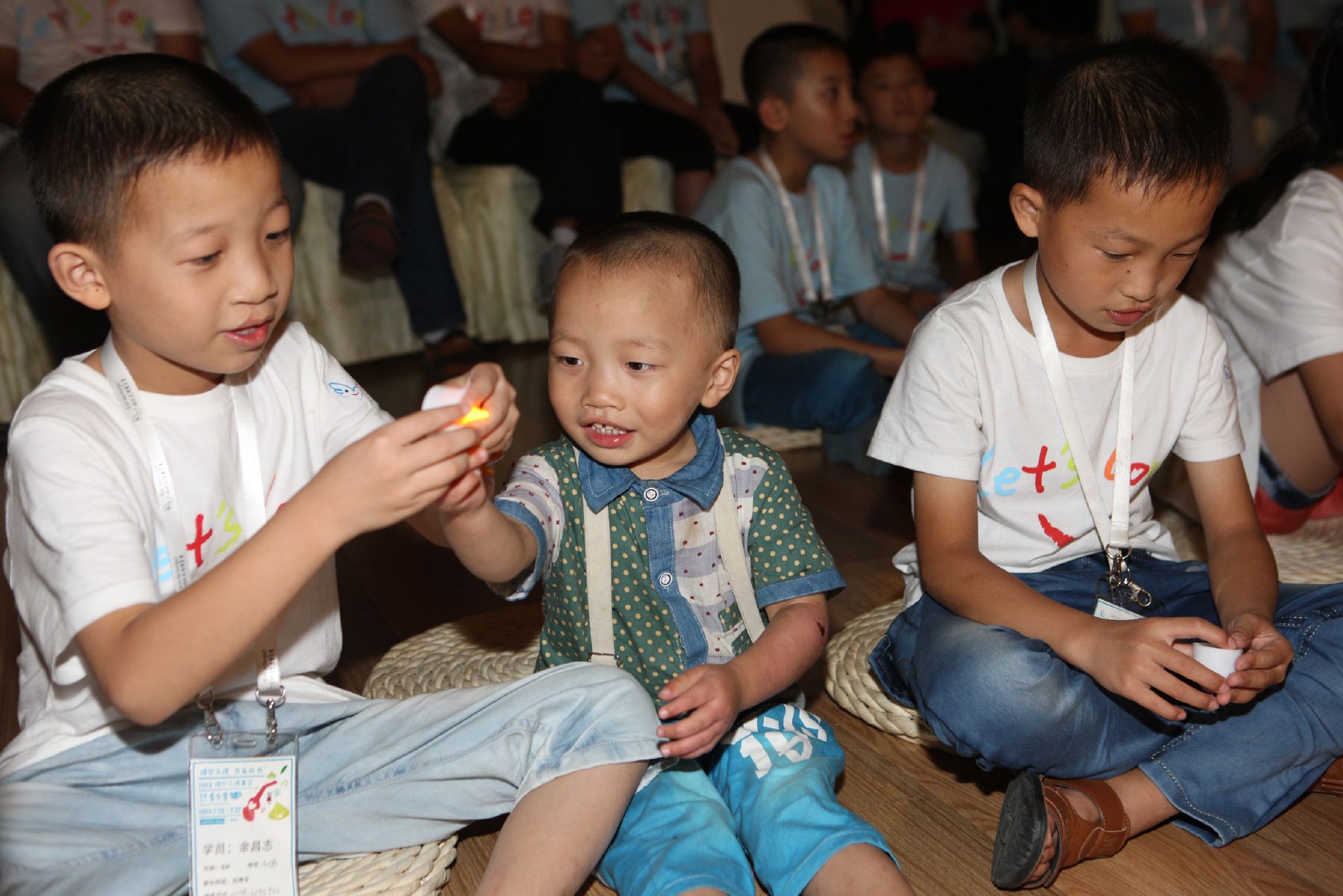 2013年7月26日，参加由嫣然天使基金会发起的唇腭裂患儿家庭亲子夏令营活动的儿童在玩耍。新华社发（刘长龙 摄）