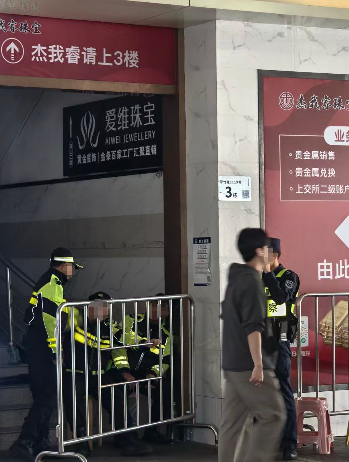 深圳水贝市场杰我睿珠宝楼下 每经记者 赵景致 摄