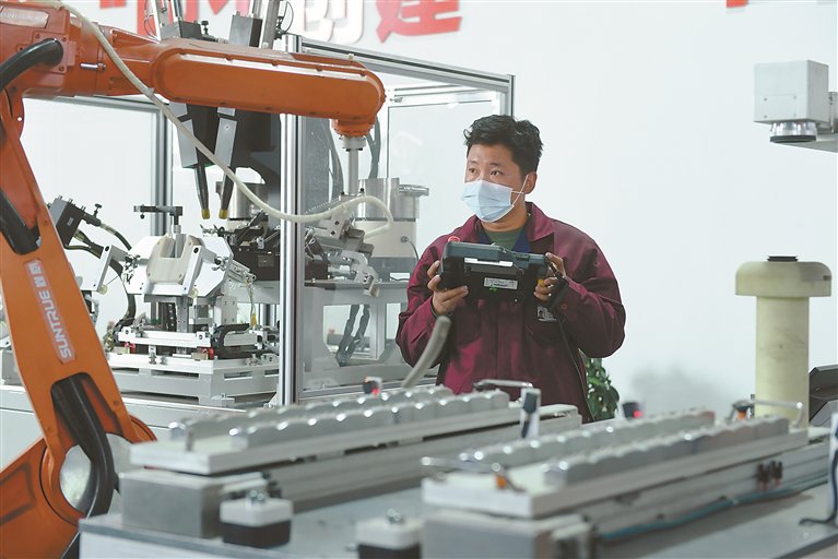 配图：西藏尚厨科技有限公司工作人员在进行流水线作业（资料图片）。