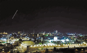 美国航母“就位”　伊朗如何“破局”