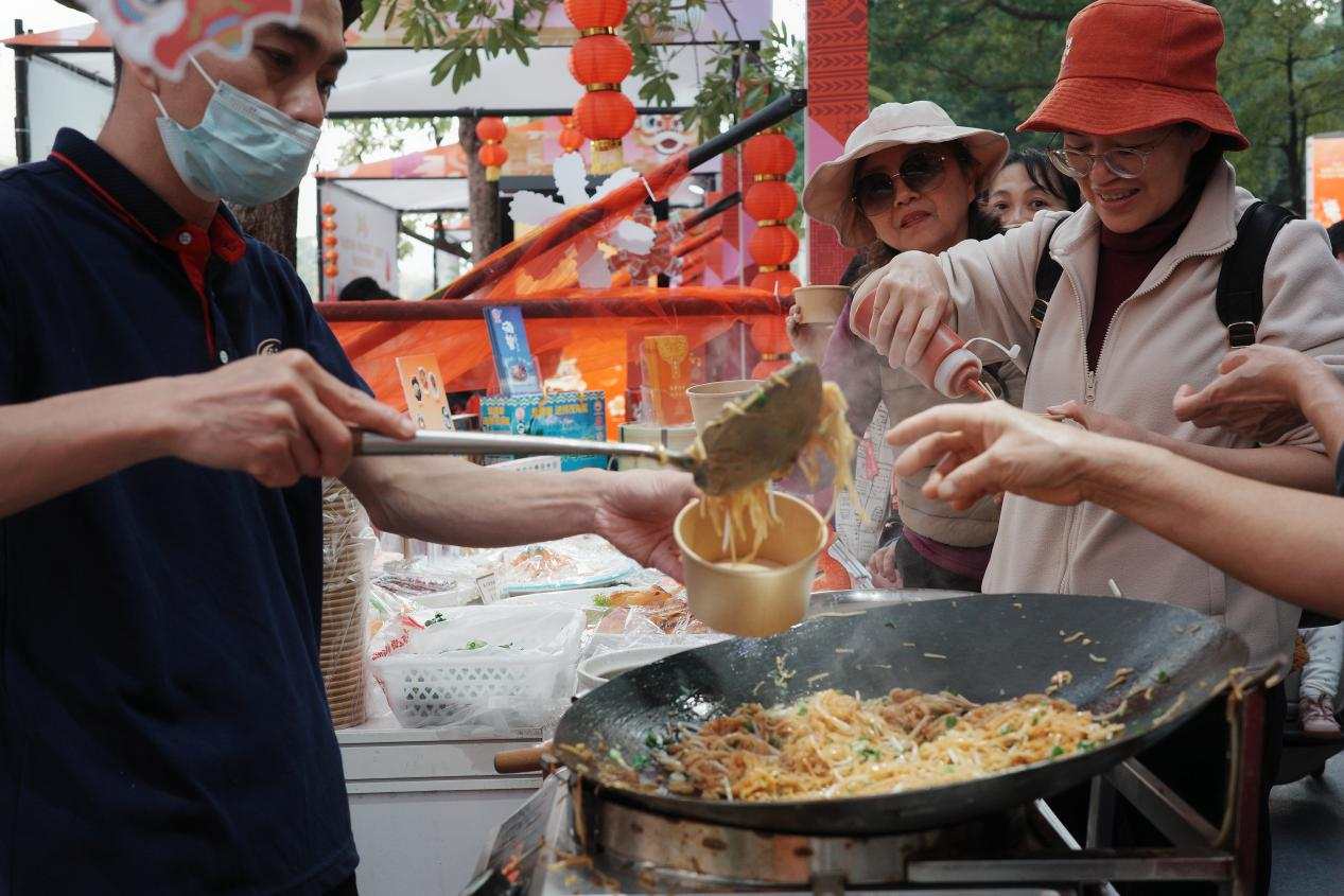 “烂镬炒粉”现场试吃 《消费者报道》记者 摄