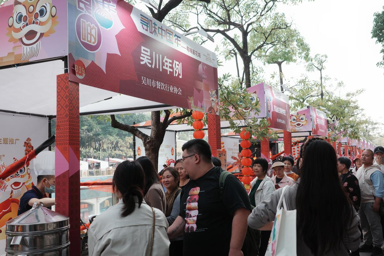 展位前排起长队 《消费者报道》记者 摄