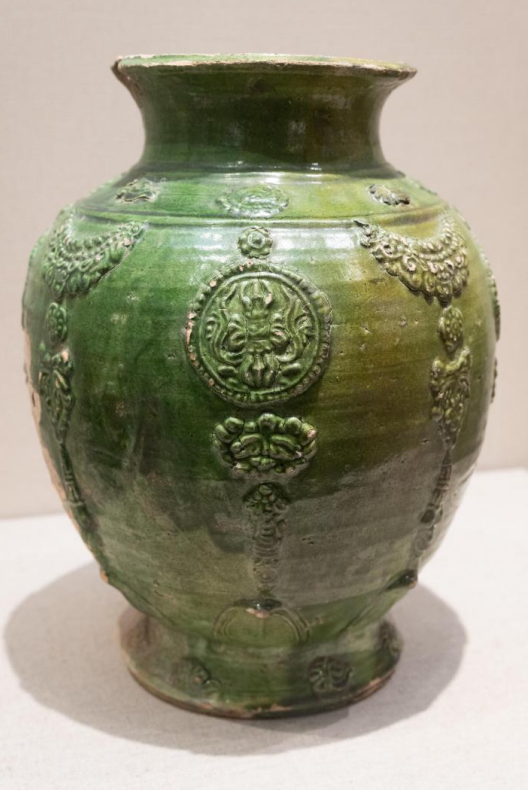 绿釉璎珞宝杵纹高领罐 南诏（唐） 藏于大理白族自治州博物馆