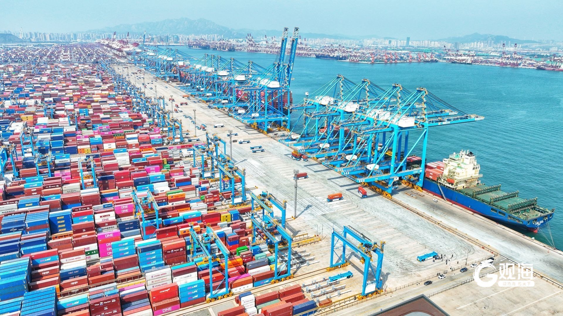 繁忙的青岛港前湾港区自动化码头。