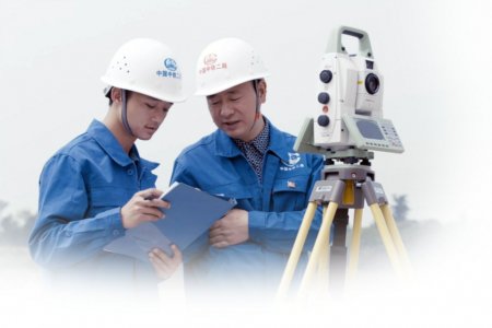 郭平（右）带徒弟进行测量。受访者供图