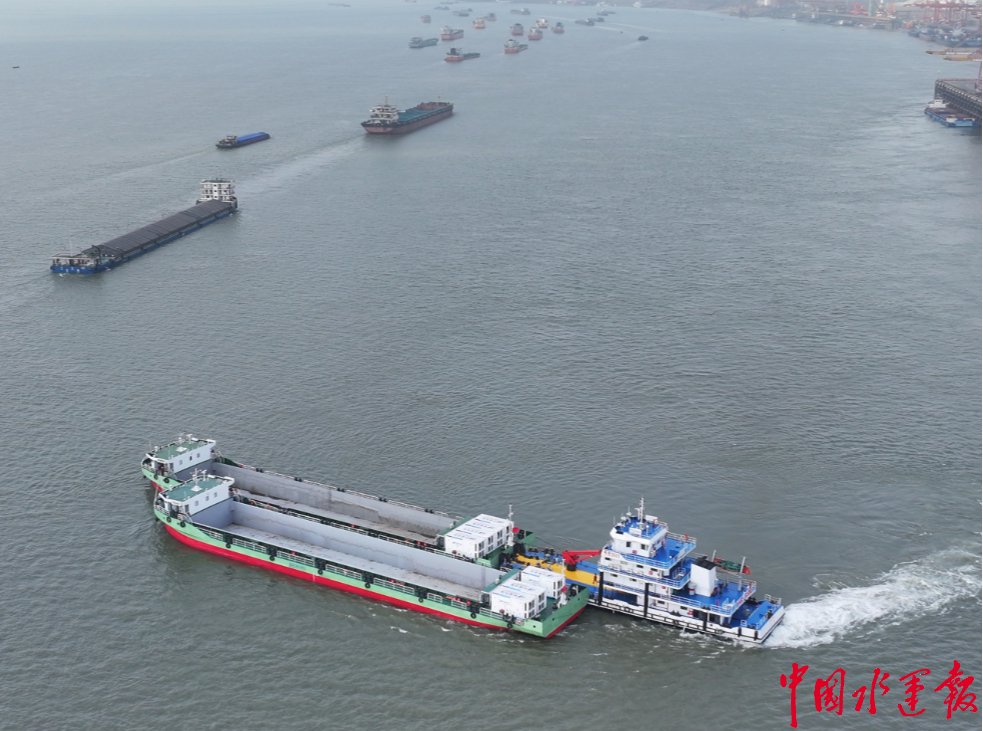 再添绿色新力军！武汉海事护航两艘纯电动船舶安全靠泊