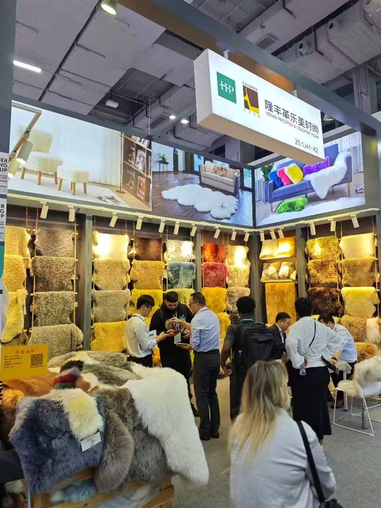 隆丰革乐美时尚有限公司参加第138届广交会。焦作市商务局供图