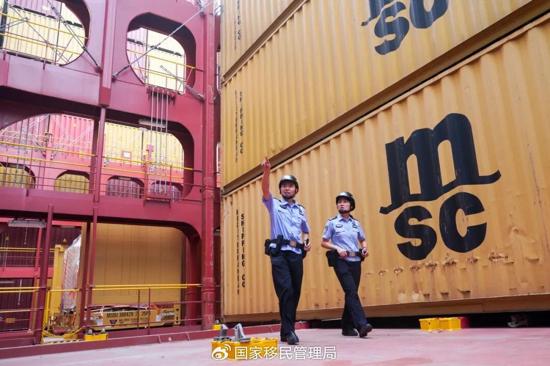 移民管理警察对集装箱货轮“地中海伊莎贝拉”号开展检查，排除安全隐患。（曾觉锐 摄）