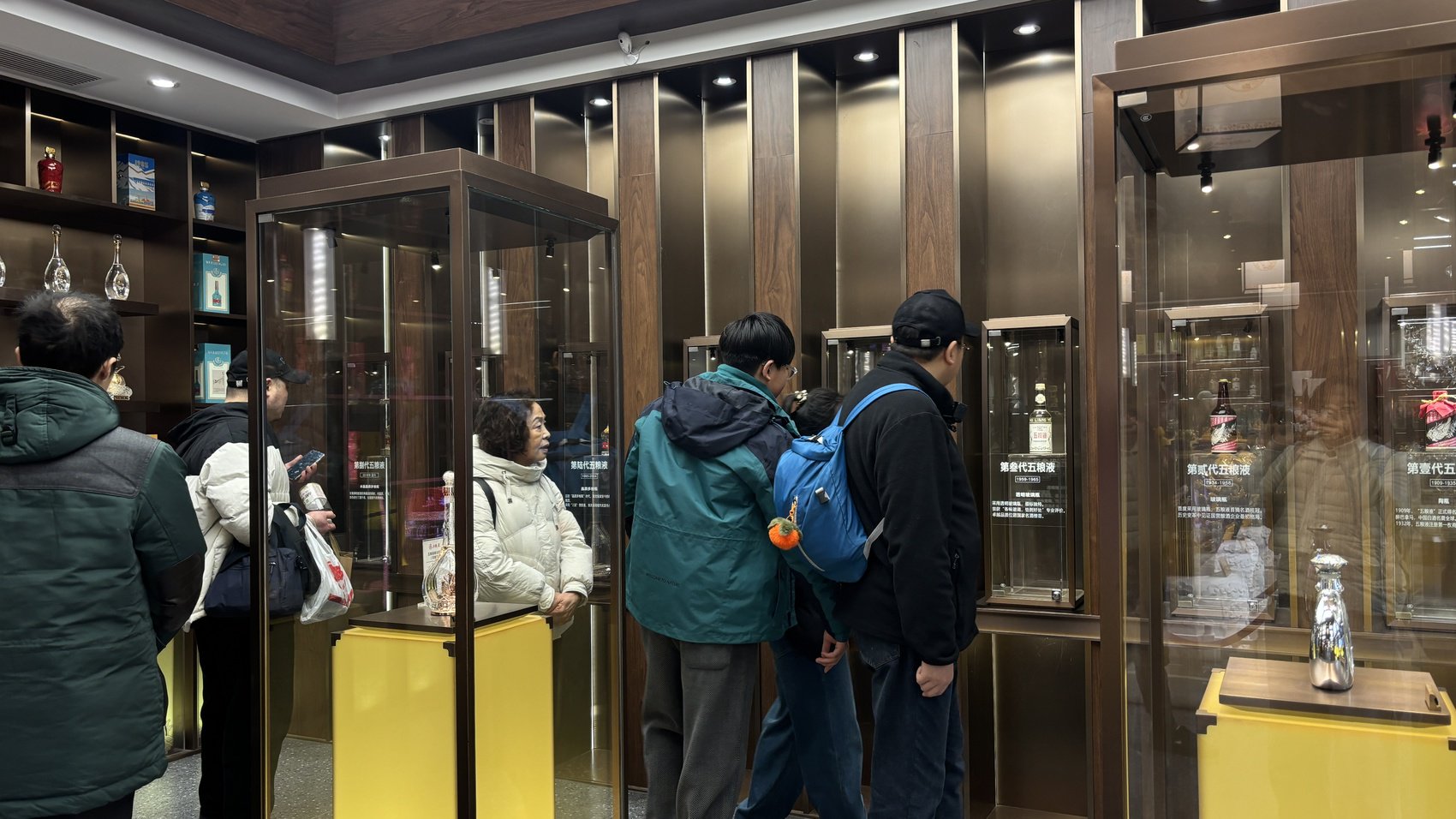 游客参观五粮液文化体验馆（宽窄巷子店）。