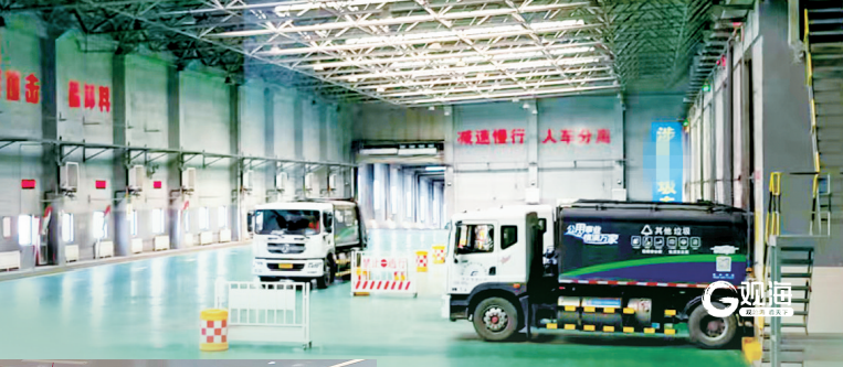 生活垃圾由封闭垃圾运输车送到处理厂。