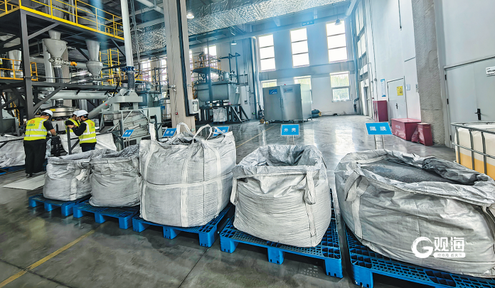 北辰先进循环科技（青岛）有限公司从废旧动力电池中提取各种资源。 吴帅 摄