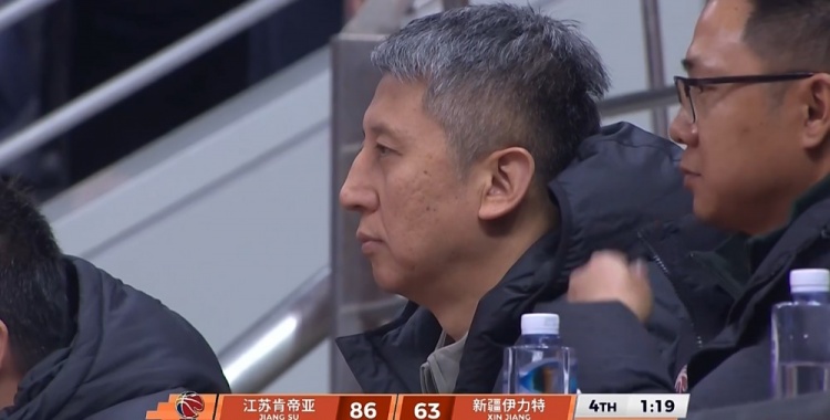 你专程来看他？郭士强场边观战江苏-新疆 庞峥麟拿到29分后被换下