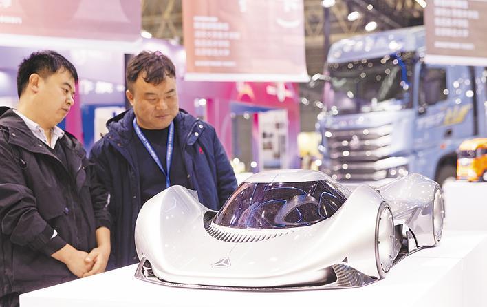 2025年12月12日,观众在未来产业概念设计专题展区参观。 (湖北日报全媒记者 柯皓 摄)