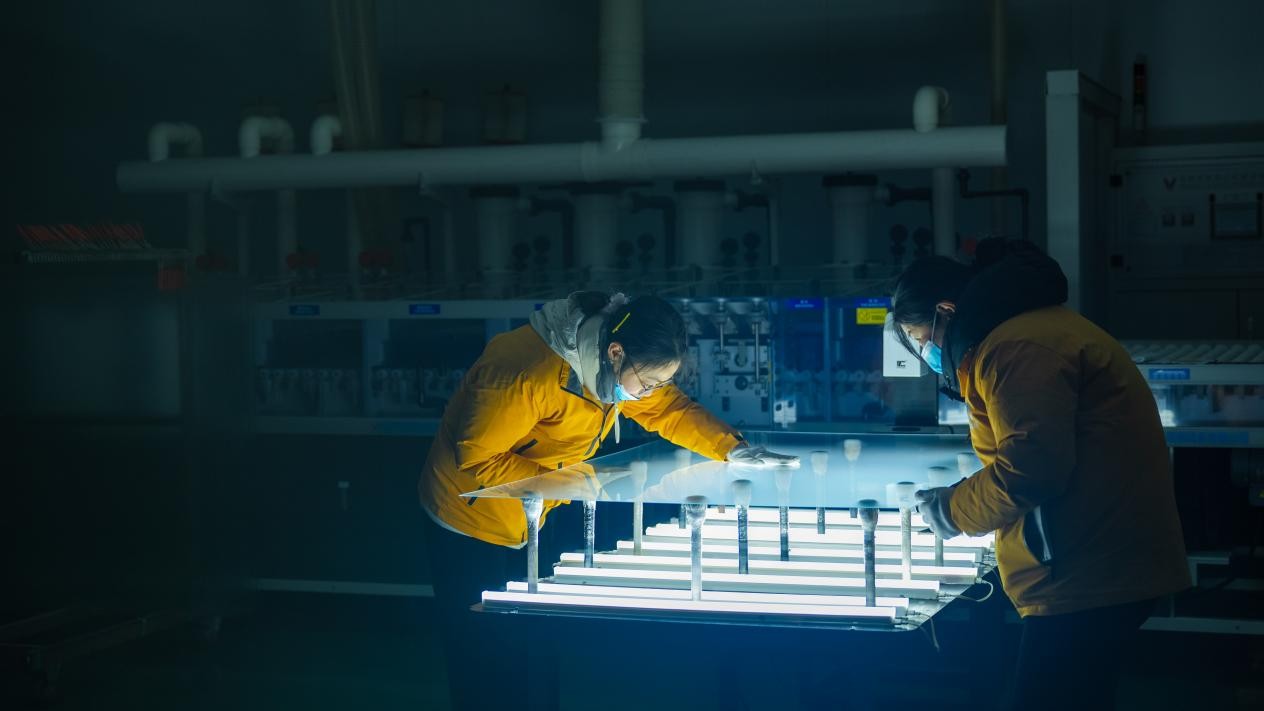 安徽银东光学科技有限公司车间内工人在检测成品的AG（防眩光）玻璃