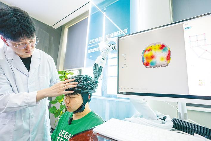 武汉依瑞德医疗设备新技术有限公司，技术人员测试脑机接口新产品。 （湖北日报全媒记者 魏铼 摄）