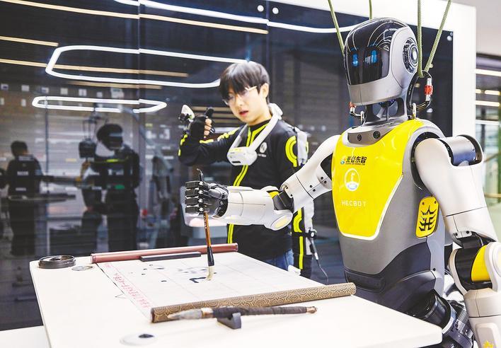 1月19日,湖北人形机器人创新中心内,人形机器人跟着动捕演员训练写字动作。 (湖北日报全媒记者 薛婷 摄)