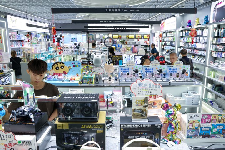 深圳华强北。图源新华社。