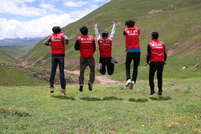 东阳光基金会员工及志愿者高原入户走访。图源：东阳光基金会