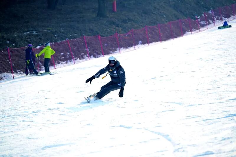 滑雪爱好者驰骋在雪场