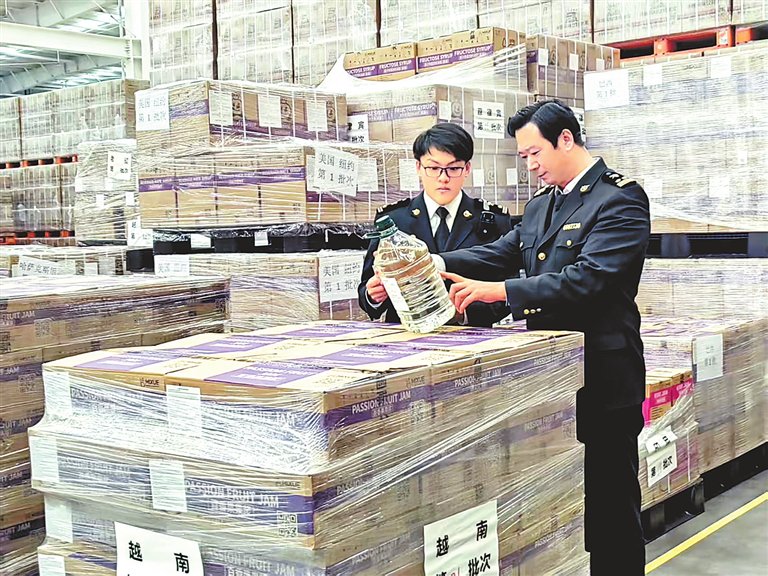 焦作海关查验人员为AEO企业大咖国际食品有限公司提供通关保障服务。李新平 摄