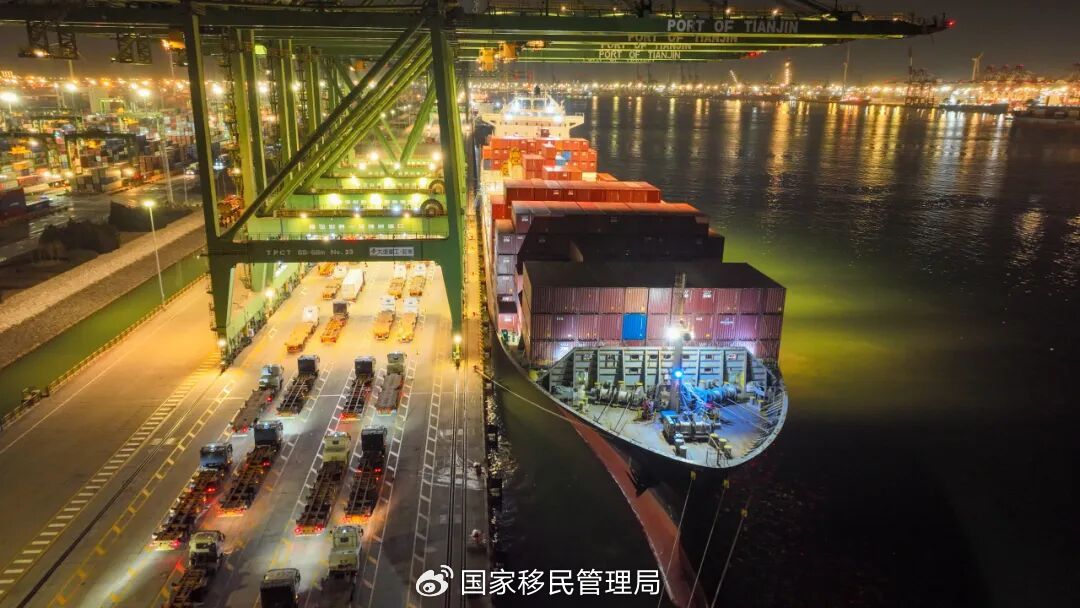 “以星伊比利亚”号货轮在天津港太平洋国际集装箱码头装卸车厘子。(曾觉锐 摄)