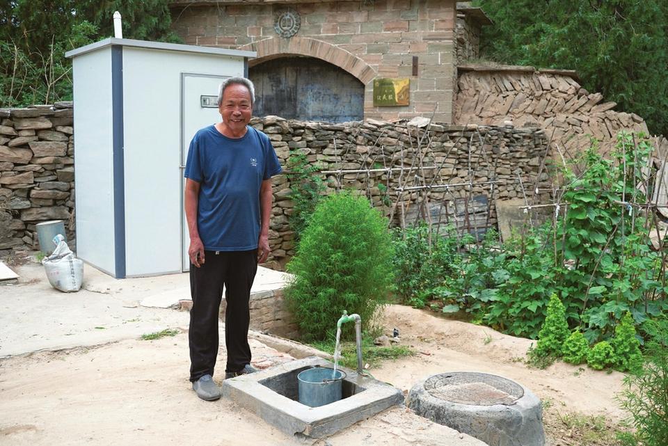 维修养护蓄水工程让永和县楼山乡交口村村民樊根生喝上“幸福水”。本报通讯员摄